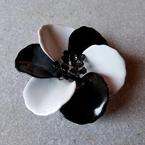 zigzag design brooch for women -Black and Whitel Flower Brooch