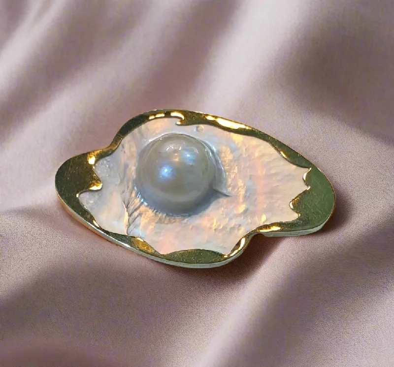 ladies white gold brooch lines -Brooch in 18k gold, Mabe pearl with a Mother of Pearl, centered in 18k gold, one of a kind, handmade